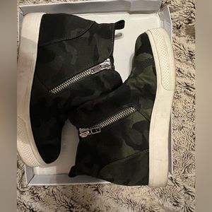 Steve Madden. Size 8